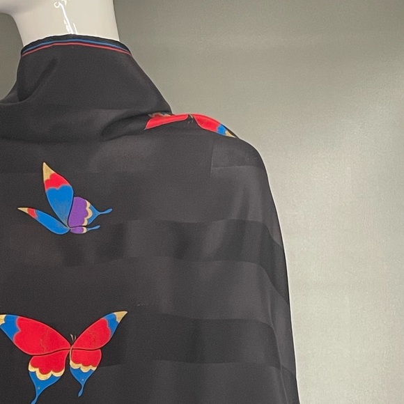 Vintage Hanae Mori Silk Scarf Butterfly Print 32 In Sq Very Good Condition - Picture 4 of 7